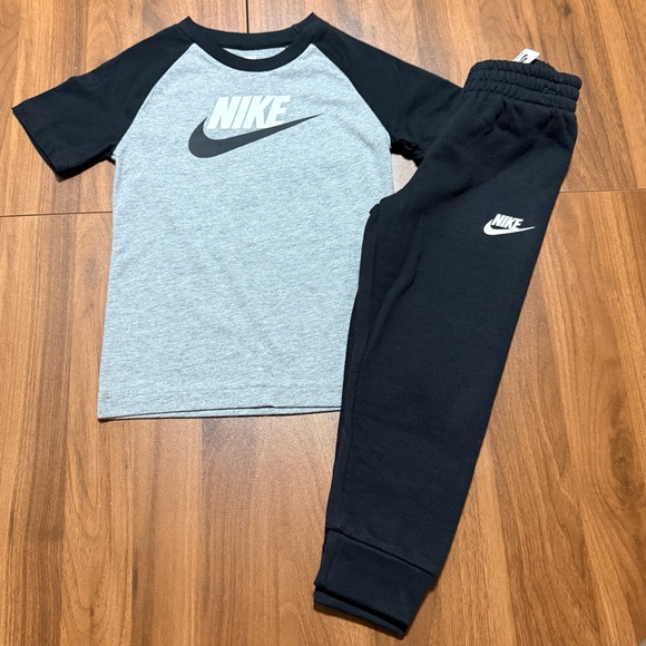Nike Boys 2 Piece Matching Set Size 4T NEW - Picture 1 of 6
